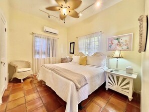 3 bedrooms, iron/ironing board, internet, bed sheets - Tropical Shores a Waterfront Villa (Northside)