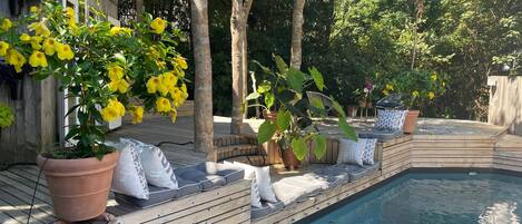 Una piscina al aire libre, una piscina climatizada