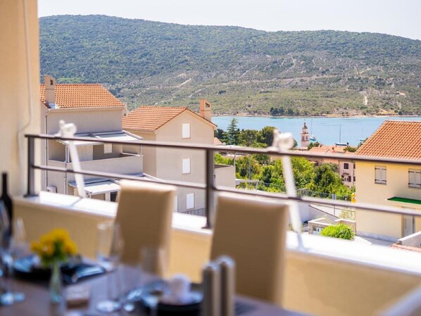 Outdoor dining - Apartment Dito - Three Bedroom Apartment with Balcony and Sea View (Cres)