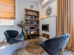 TV, fireplace