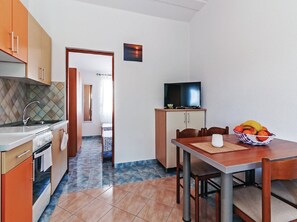 Kühlschrank, Mikrowelle, Ofen, Kochgeschirr/Geschirr/Besteck