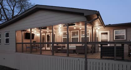 Lakefront Family Getaway • Dock • Fire Pit • Game Room • Dogs Welcome