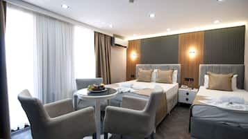 Triple Room | Literie de qualité supérieure, minibar, bureau