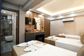 Triple Room | 高級寝具、ミニバー、デスク、ノートパソコン用作業スペース