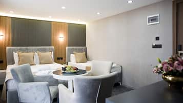 Triple Room | Seprai premium, minibar, meja kerja, dan ruang kerja ramah laptop