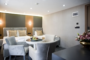Triple Room | 高級寝具、ミニバー、デスク、ノートパソコン用作業スペース