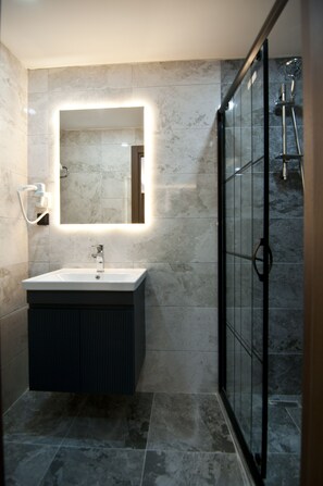 Shower, rainfall showerhead, free toiletries, hair dryer - Grand Bagoz Hotel (Istanbul)