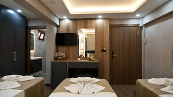 Triple Room | Seprai premium, minibar, meja kerja, dan ruang kerja ramah laptop