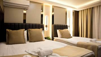 Triple Room | Literie de qualité supérieure, minibar, bureau