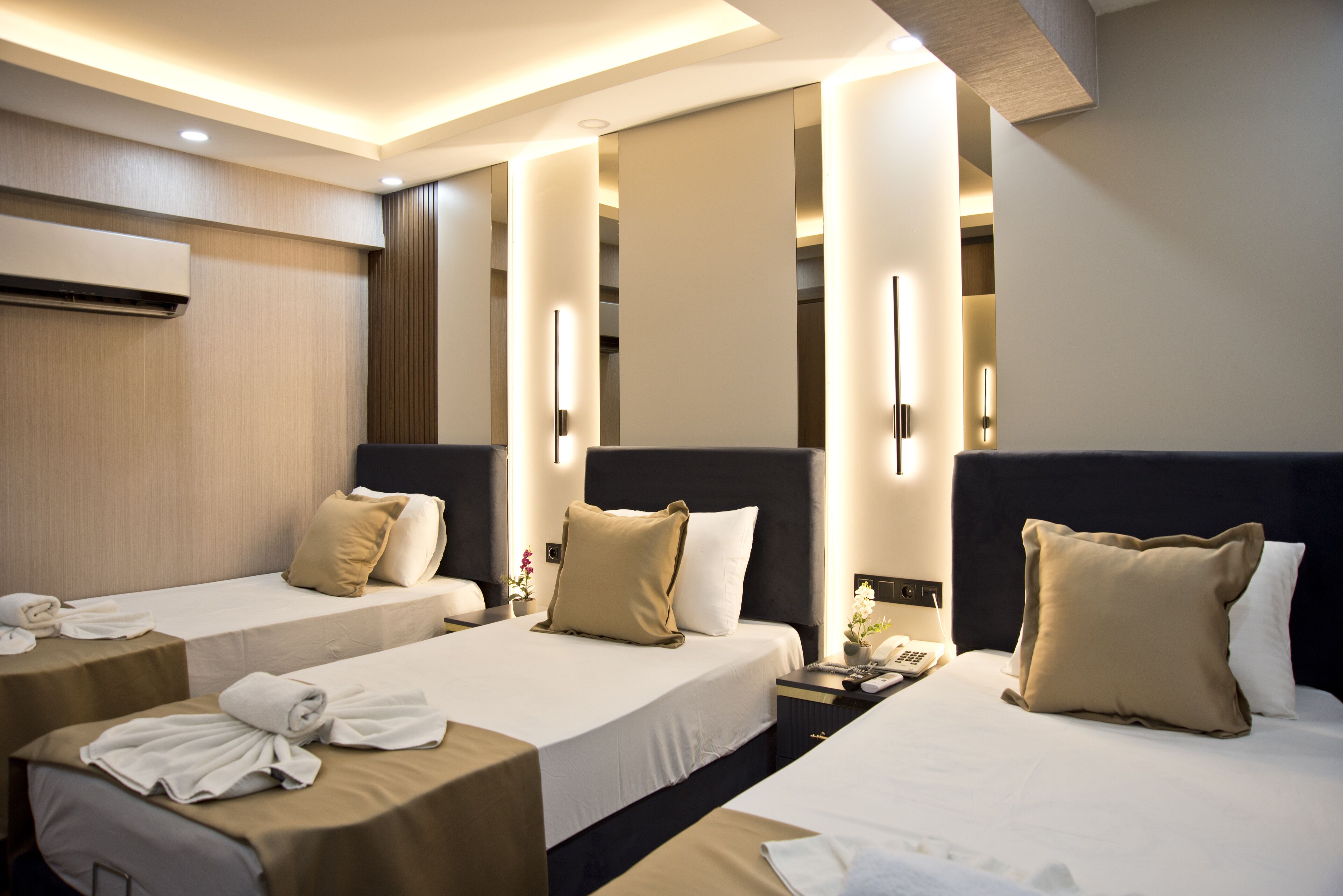 Triple Room | Ropa de cama de alta calidad, minibar y escritorio 