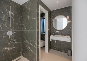 Handtücher, Seife, Shampoo, Toilettenpapier