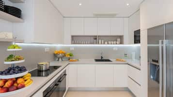 Refrigerador, horno, parrilla de estufa y cafetera y tetera