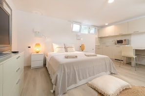 10 bedrooms, in-room safe, iron/ironing board, free WiFi