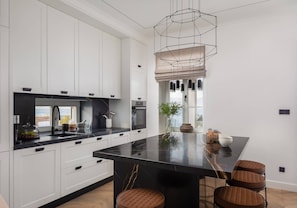 Fridge, oven, stovetop, coffee/tea maker