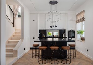 Fridge, oven, stovetop, coffee/tea maker