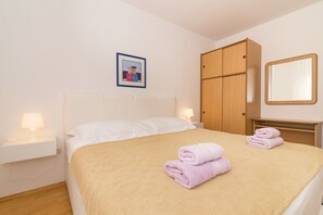 2 bedrooms, iron/ironing board, WiFi, bed sheets - Apartment for six people 1 (Pirovac)