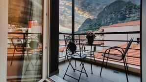 Ein Balkon mit Blick auf einen Berg und eine Stadt.