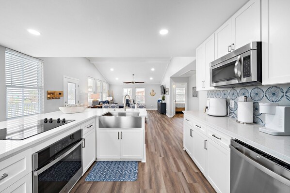 冰箱、微波炉、烤箱、炉灶