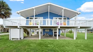 Une maison à deux étages dotée d’un balcon, d’un porche couvert et d’une petite terrasse.