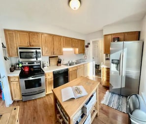 冰箱、微波炉、烤箱、炉灶