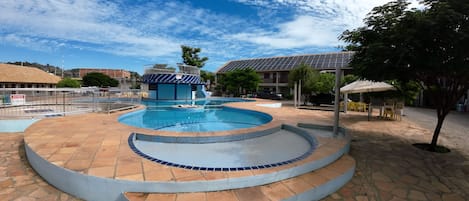 2 piscine all'aperto