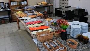 A buffet setup with various food items and dining utensils. - Hotel Pousada da Lapa (Bom Jesus Da Lapa)