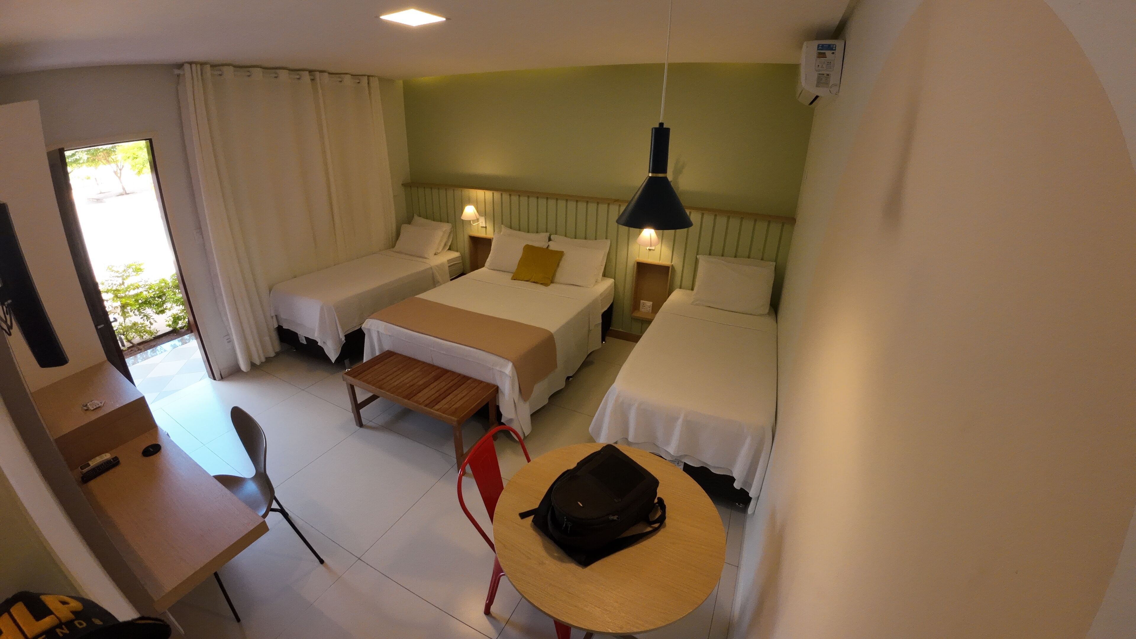 Premium bedding, minibar, desk, free WiFi
