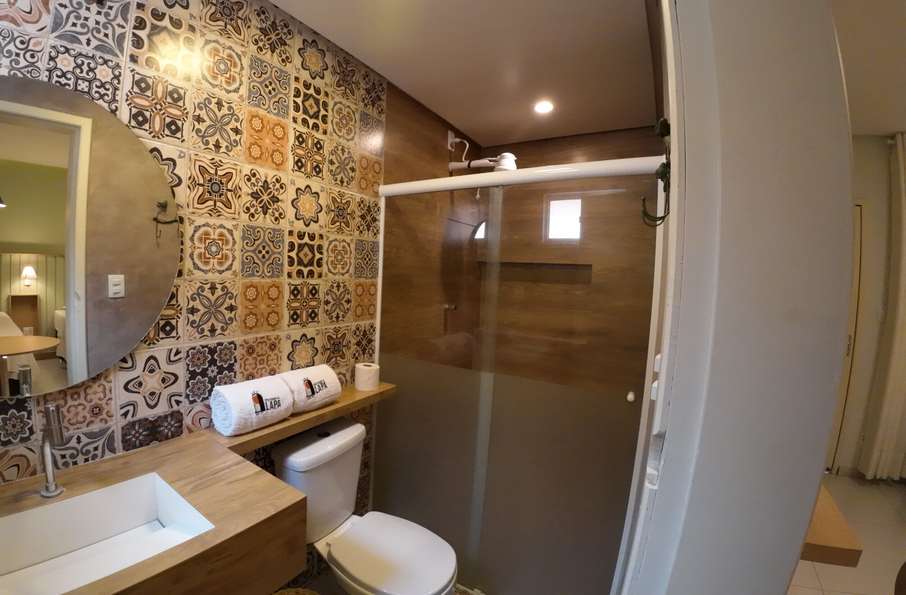 Deluxe kamer | Luxe beddengoed, een minibar, een bureau, gratis wifi