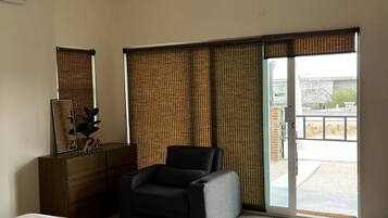 Habitación empresarial - 1 cama matrimonial o 2 individuales | Espacio para trabajar con laptop, wifi gratis y ropa de cama