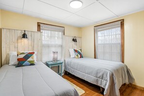 2 bedrooms, iron/ironing board, Internet, bed sheets