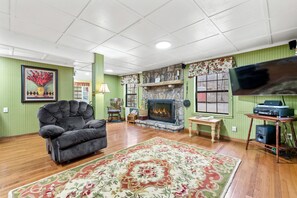 TV, fireplace