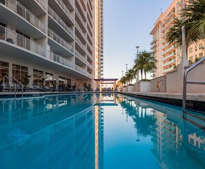 حمّام سباحة خارجي، حمّام سباحة مُدفَّأ