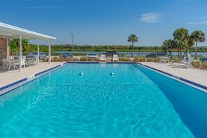 Pool - Bright, Clean and Roomy House with Intracoastal Waterway Resort Access (Edgewater)