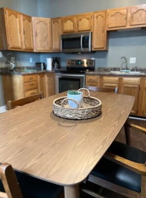 Dining - IU Medical Cozy Campus Castle (Indianapolis)