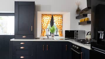 Shannon Castle Holiday Cottages Type B | Private kitchen | Microwave, high chair