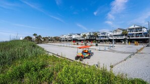 Ein Küstenhotel mit Promenade, Zugang zum Strand und einem Golfmobil.