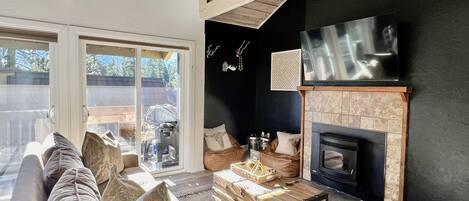 Een smart-tv, een open haard en videogames