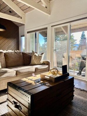 Smart TV, chimenea y videojuegos 