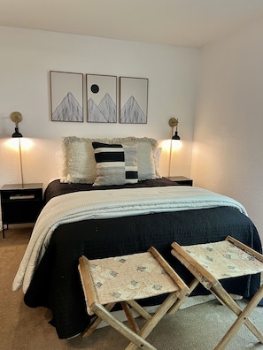 2 chambres, fer et planche à repasser, lit de bébé portatif