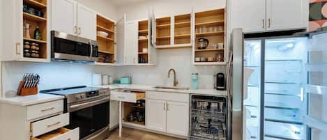 Kühlschrank, Mikrowelle, Ofen, Herdplatte