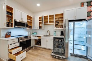 Fridge, microwave, oven, stovetop - Jolene on Main | East Nash | 1 Mile to DTNash | A+, Jolene on Main | East Nash | 1 Mile to DTNash | (Nashville)