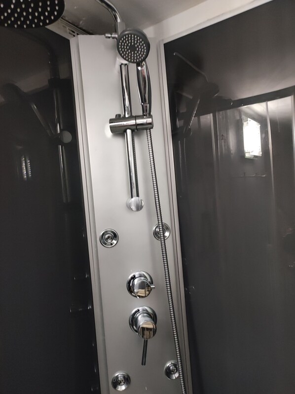 Douche, séchoir à cheveux, serviettes fournies, savon