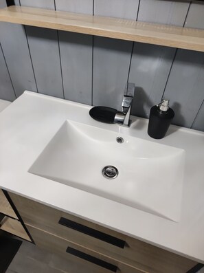 Douche, sèche-cheveux, serviettes fournies, savon