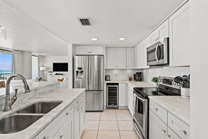 Dishwasher, coffee/tea maker - Low Floor Condo directly on the beach, with Floor to Ceiling Windows (Panama City)