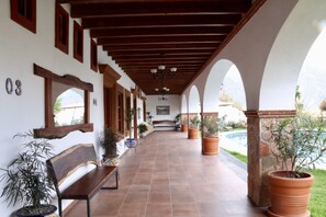 Vista frontal de la propiedad