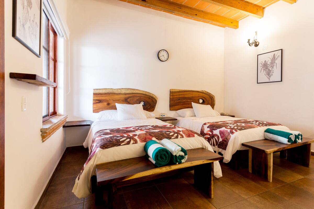 Een bureau, gratis wifi, beddengoed