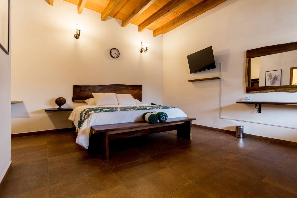 Een bureau, gratis wifi, beddengoed