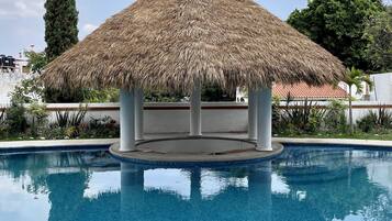Piscine extérieure, parasols de plage