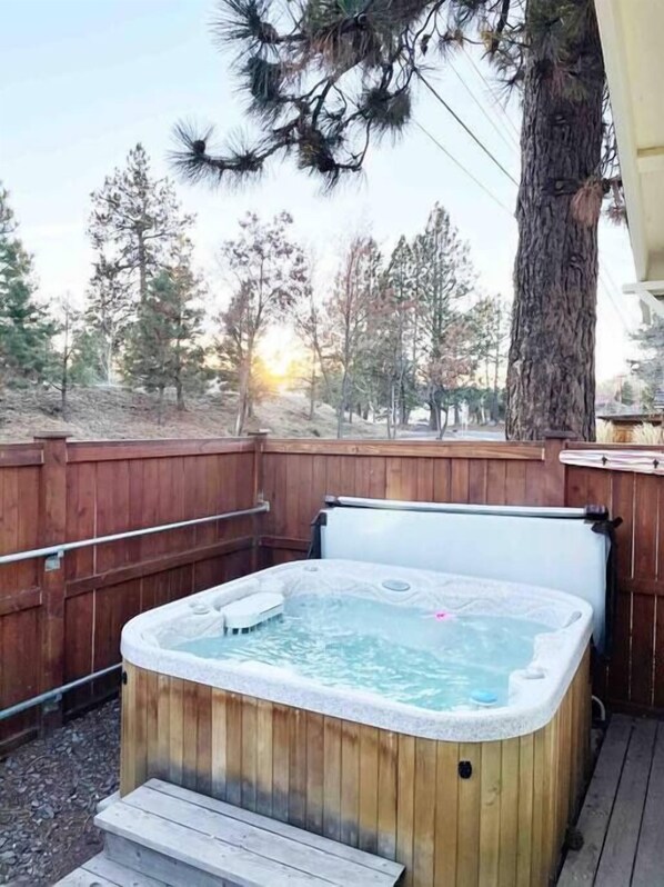 Outdoor spa tub - The Mill Cottage (Bend)