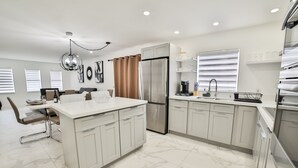 Fridge, microwave, oven, stovetop - Lakefront Home w/ Jacuzzi - 10 Mins to Airport and Restaurants! (Fort Lauderdale)